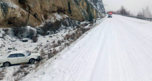 Горожанка на Toyota Corolla слетела в кювет возле Белого Бома Горожанка на Toyota Corolla слетела в кювет возле Белого Бома