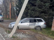 Молодая женщина врезалась на иномарке в столб, госпитализирован ребенок Молодая женщина врезалась на иномарке в столб, госпитализирован ребенок