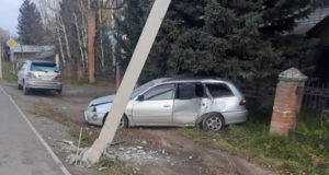 Молодая женщина врезалась на иномарке в столб, госпитализирован ребенок Молодая женщина врезалась на иномарке в столб, госпитализирован ребенок