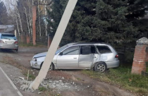 Молодая женщина врезалась на иномарке в столб, госпитализирован ребенок