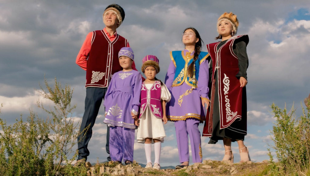 Семья с Алтая стала победителем международного фотоконкурса «Мама и дети в национальных костюмах»