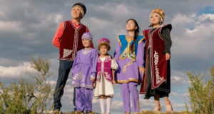 Семья с Алтая стала победителем международного фотоконкурса «Мама и дети в национальных костюмах»