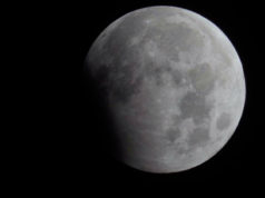 Частичное лунное затмение сняли в Алтайском заповеднике