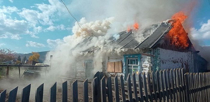 В Усть-Коксе случился пожар в жилом доме