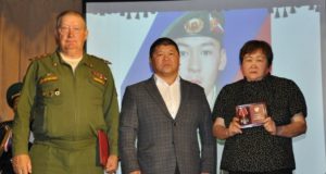 В Улагане родным погибшего военнослужащего передали Орден Мужества В Улагане родным погибшего военнослужащего передали Орден Мужества