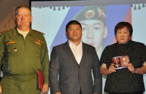 В Улагане родным погибшего военнослужащего передали Орден Мужества