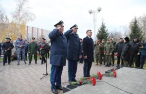 Заместитель Генпрокурора Дмитрий Демешин возложил цветы к памятнику погибшим воинам в Горно-Алтайске