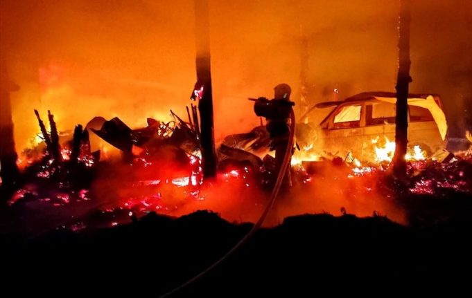Крупный пожар в Улус-Черге: сгорели надворные постройки и два автомобиля