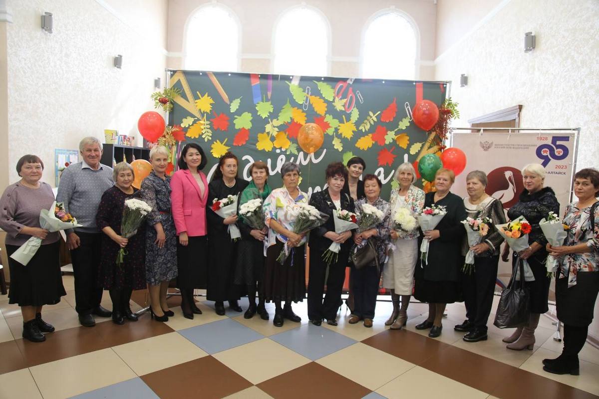 На Алтае учителей поздравили с профессиональным праздником