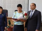 В Усть-Кане матери погибшего на СВО бойца вручили Орден Мужества В Усть-Кане матери погибшего на СВО бойца вручили Орден Мужества