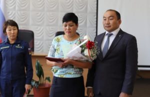В Усть-Кане матери погибшего на СВО бойца вручили Орден Мужества