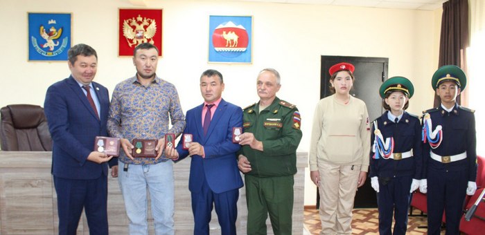 Бойцов из Кош-Агачского района наградили медалями «За отвагу»