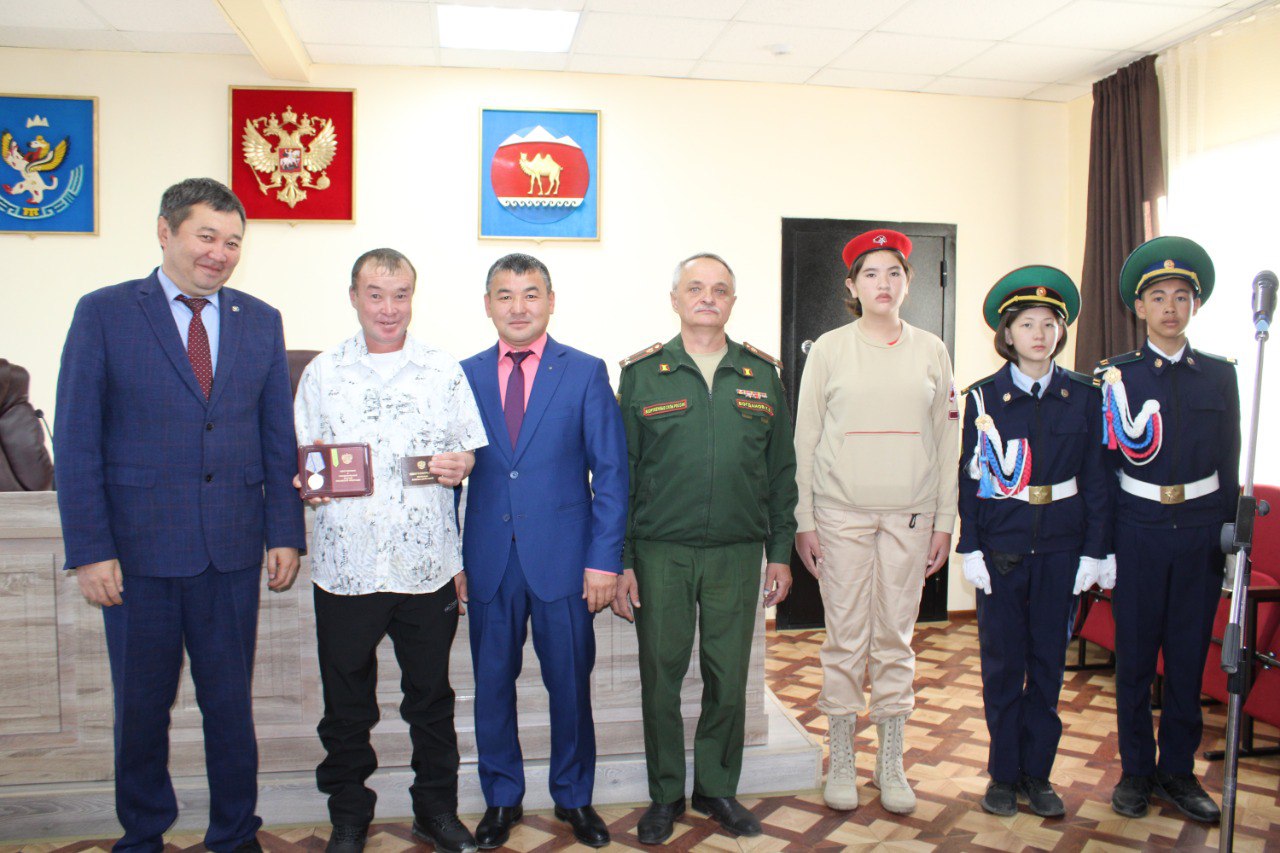 Бойцов из Кош-Агачского района наградили медалями «За отвагу» 