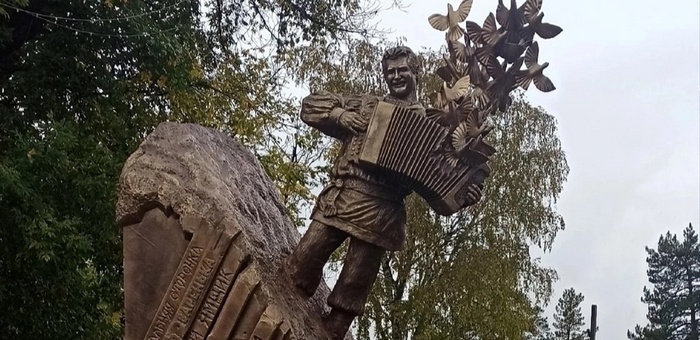 Памятник Василию Вялкову открыли в Турочаке