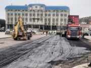 В Горно-Алтайске асфальтируют проезд у центральной площади В Горно-Алтайске асфальтируют проезд у центральной площади