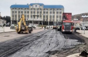 В Горно-Алтайске асфальтируют проезд у центральной площади
