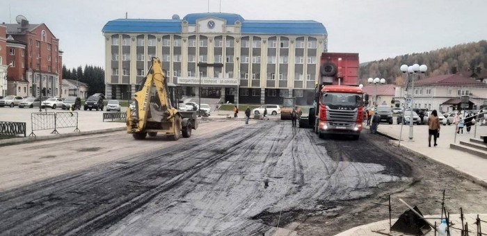 В Горно-Алтайске асфальтируют проезд у центральной площади