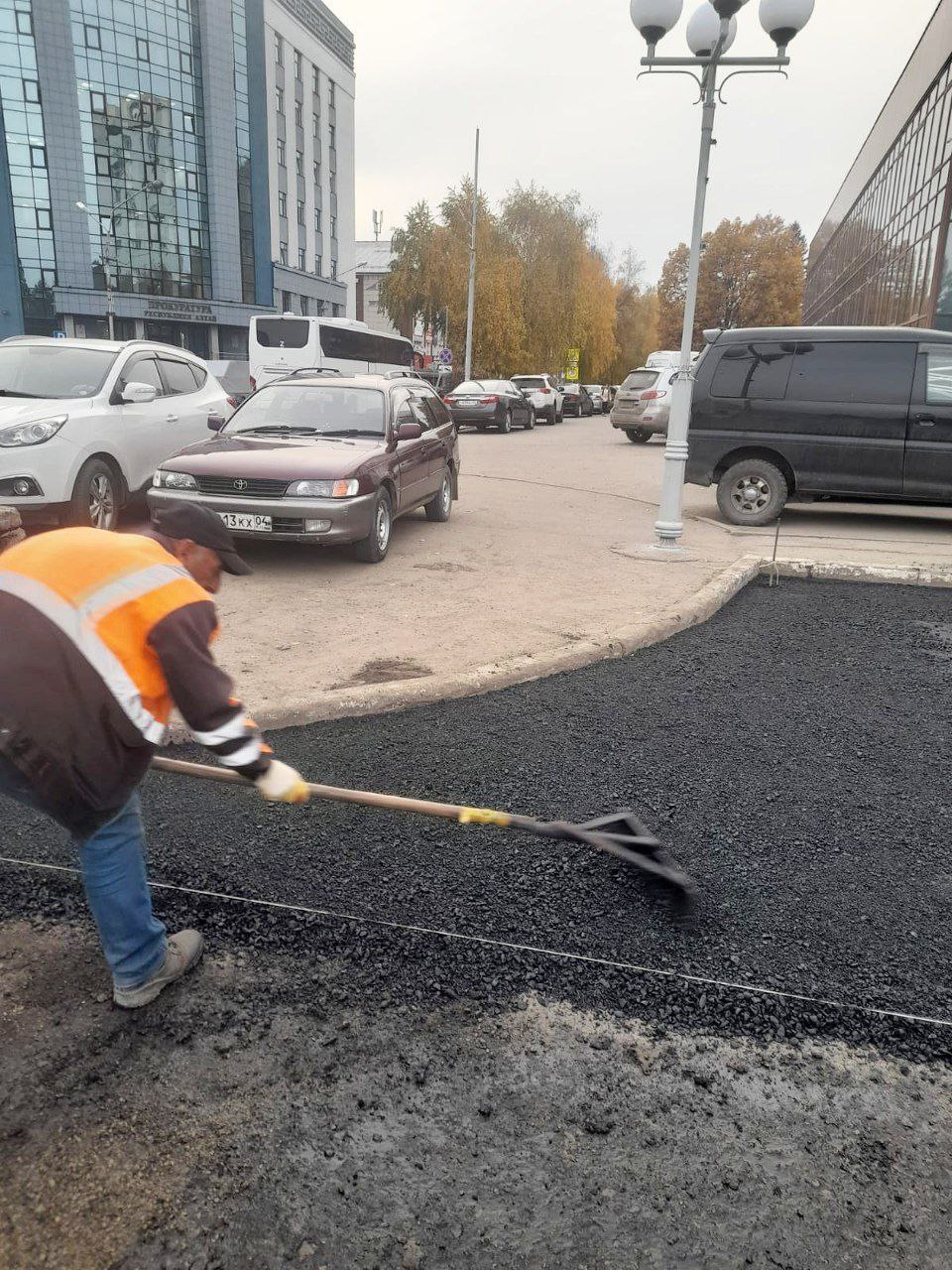 В Горно-Алтайске асфальтируют проезд у центральной площади 