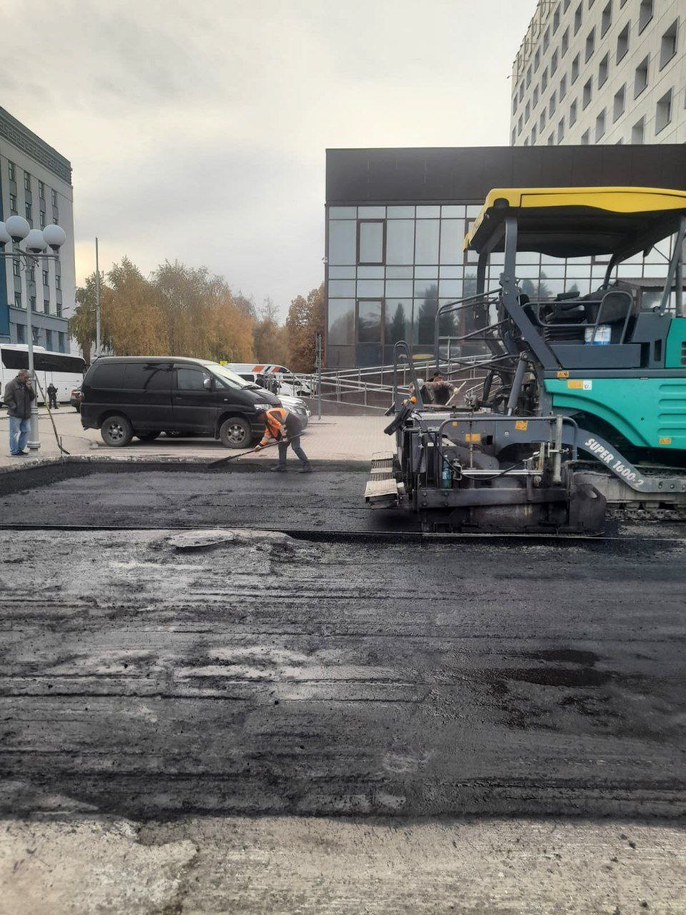 В Горно-Алтайске асфальтируют проезд у центральной площади 