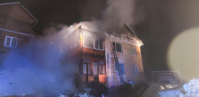 В Горно-Алтайске горел двухэтажный жилой дом
