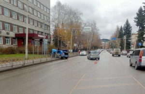 ДТП возле Аграрного колледжа: иномарка протаранила перильное ограждение