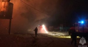 Крупный пожар произошел в деревообрабатавающем цехе в Ынырге