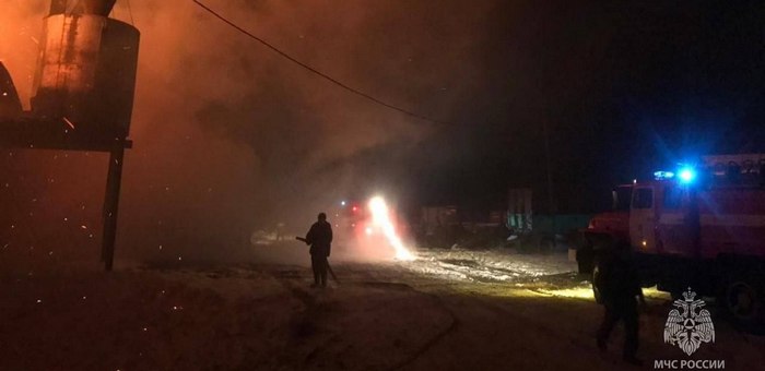 Крупный пожар произошел в деревообрабатавающем цехе в Ынырге