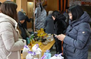 В Онгудае прошла благотворительная выставка-ярмарка в поддержку участников спецоперации В Онгудае прошла благотворительная выставка-ярмарка в поддержку участников СВО