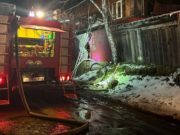 В Горно-Алтайске частный дом загорелся из-за золы В Горно-Алтайске частный дом загорелся из-за золы
