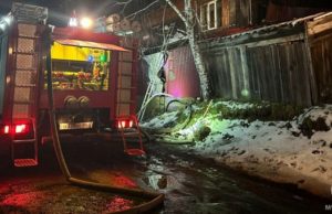 В Горно-Алтайске частный дом загорелся из-за золы В Горно-Алтайске частный дом загорелся из-за золы
