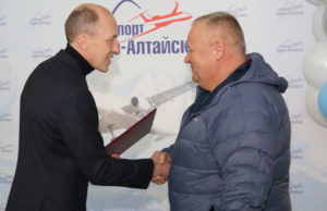 400-тысячным пассажиром аэропорта Горно-Алтайска стал врач, отправившийся в зону СВО 400-тысячным пассажиром аэропорта Горно-Алтайска стал врач, отправившийся на СВО