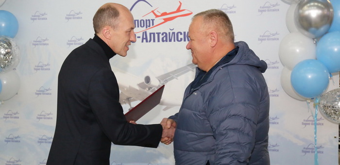 400-тысячным пассажиром аэропорта Горно-Алтайска стал врач, отправившийся в зону СВО