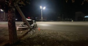 Ночное ДТП в Горно-Алтайске: иномарка врезалась в опору ЛЭП