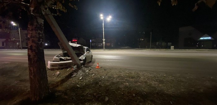 Ночное ДТП в Горно-Алтайске: иномарка врезалась в опору ЛЭП