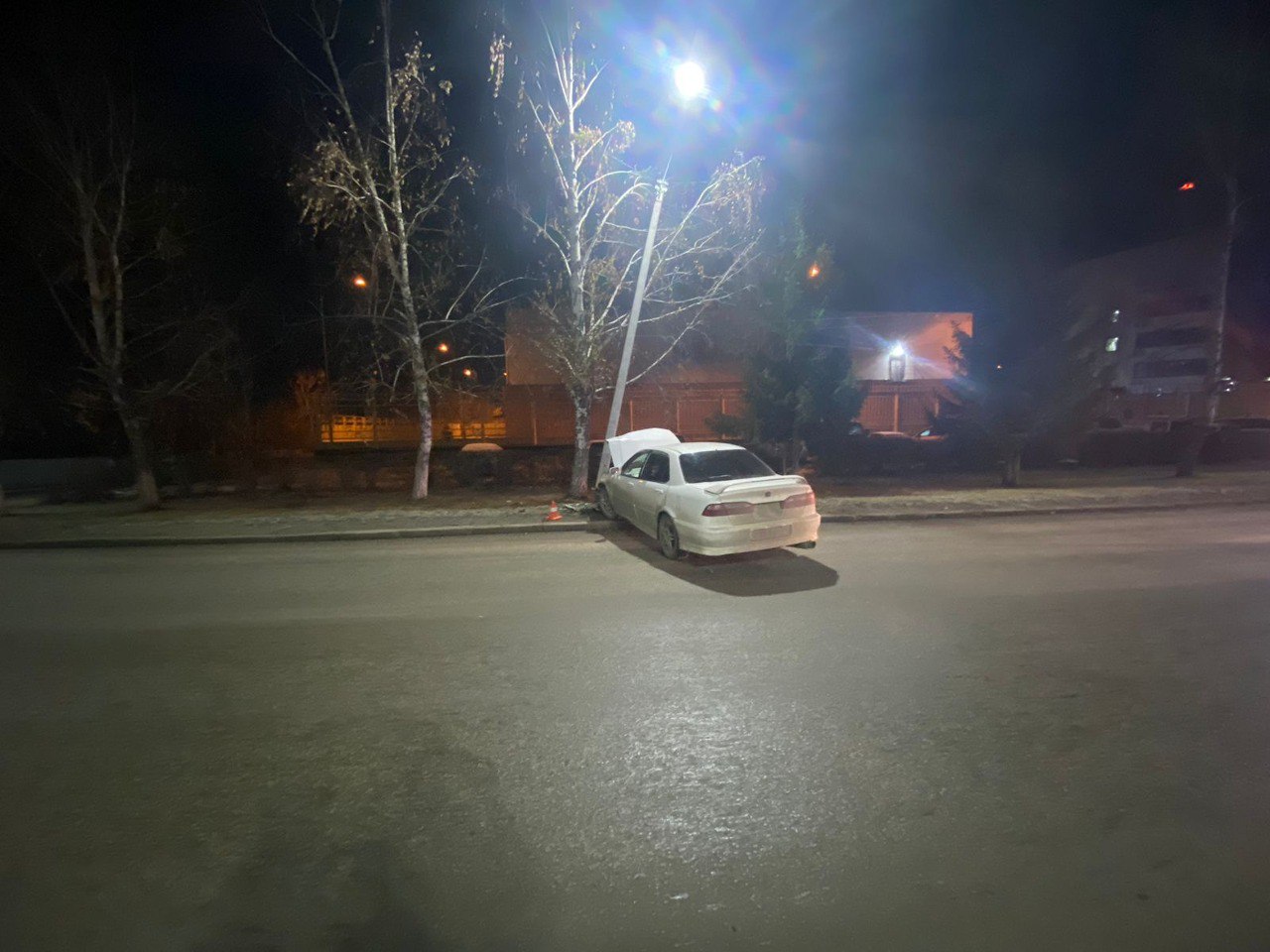 Ночное ДТП в Горно-Алтайске: иномарка врезалась в опору ЛЭП