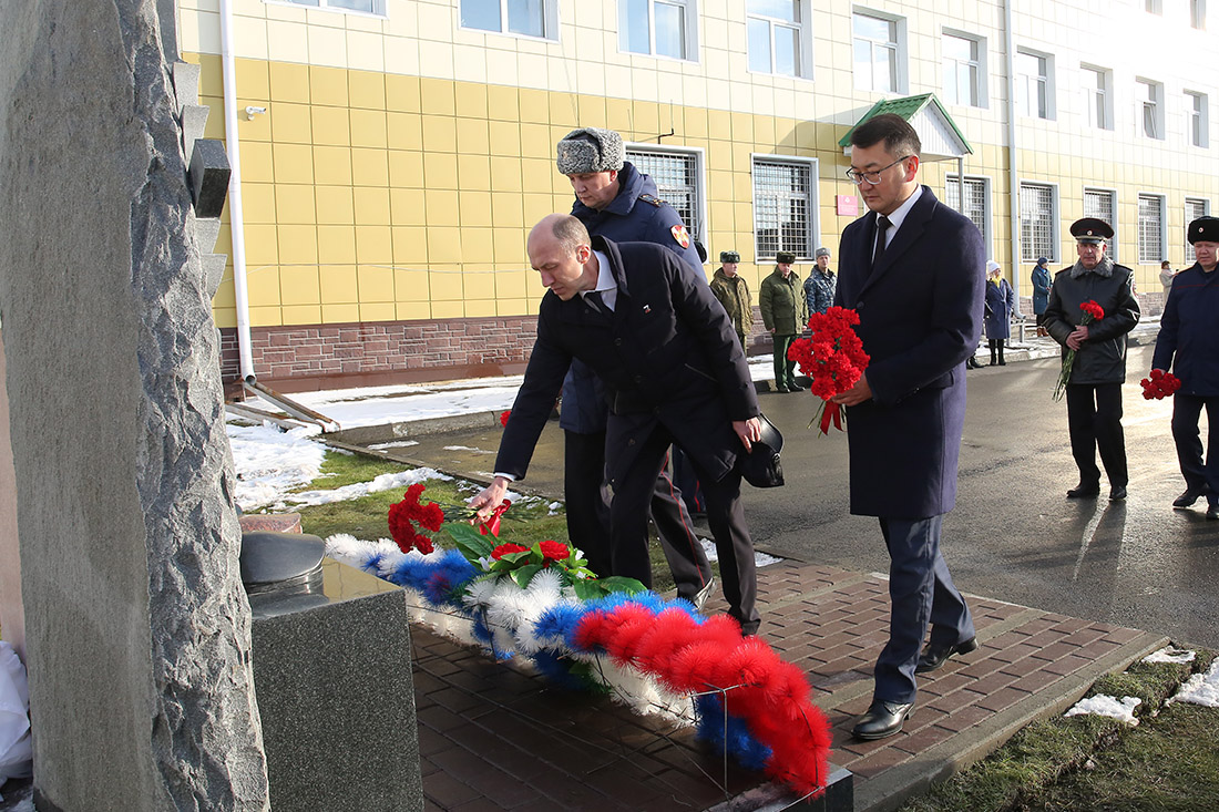 В Республике Алтай открыли памятник сотрудникам ОМОН и СОБР