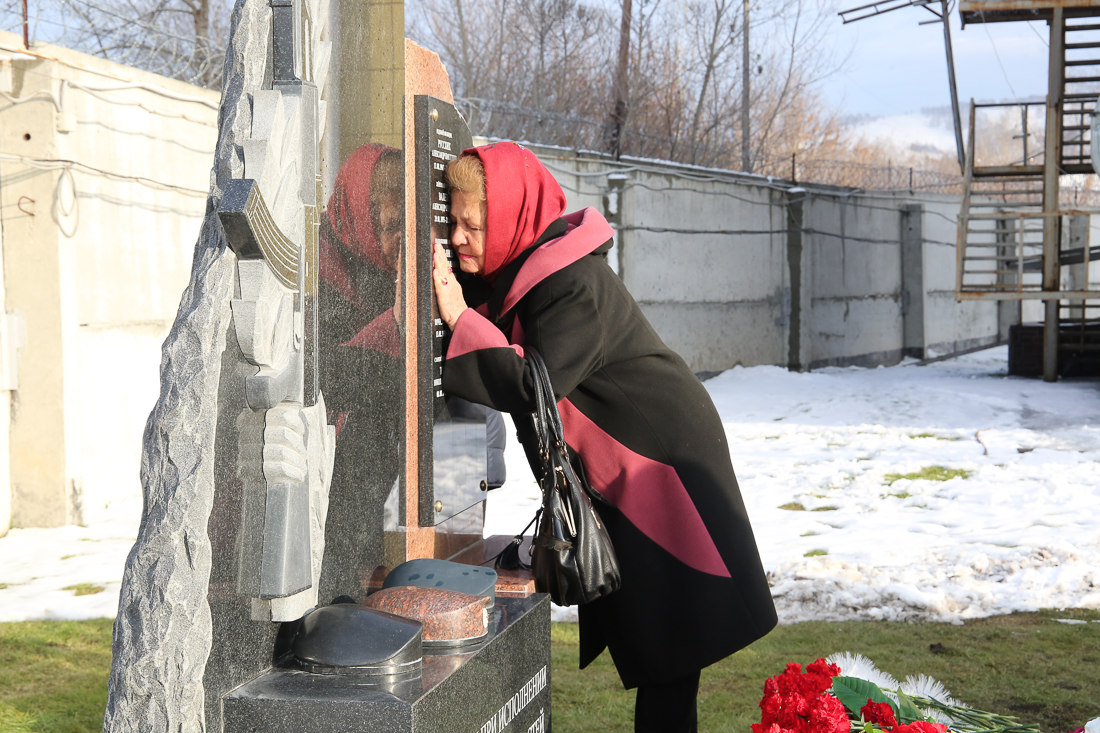 В Республике Алтай открыли памятник сотрудникам ОМОН и СОБР