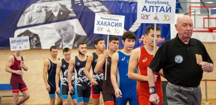 Лазарь Самойлов стал призером чемпионата Сибири по спортивной борьбе
