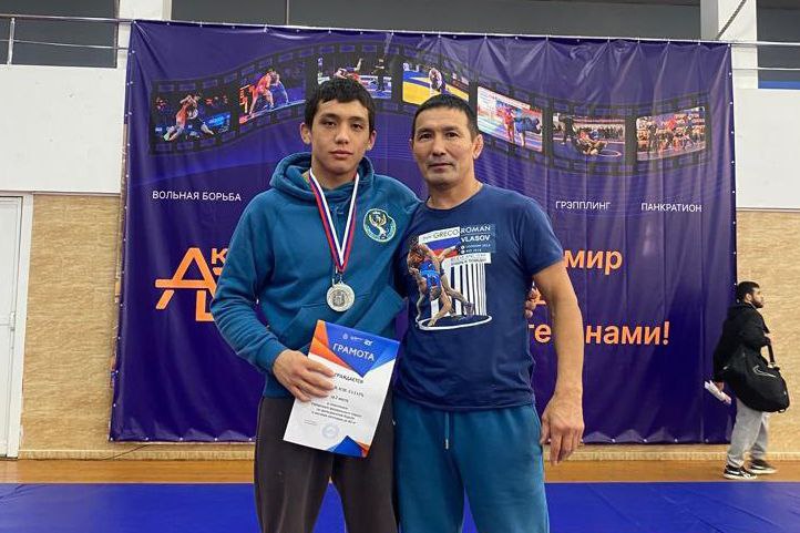 Лазарь Самойлов стал призером чемпионата СФО по спортивной борьбе 