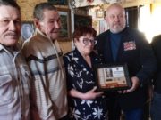 На Алтай привезли памятный планшет с солдатским медальоном сержанта Михаила Капчикаева На Алтай привезли памятный планшет с солдатским медальоном сержанта Михаила Капчикаева