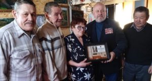 На Алтай привезли памятный планшет с солдатским медальоном сержанта Михаила Капчикаева