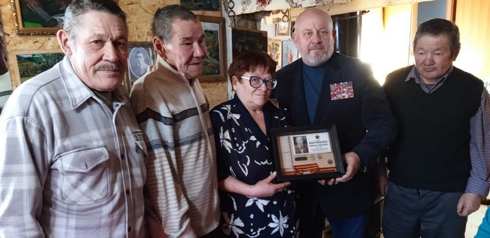 На Алтай привезли памятный планшет с солдатским медальоном сержанта Михаила Капчикаева