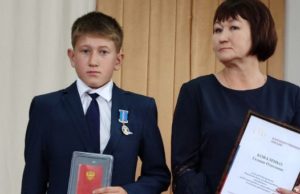 В Онгудае школьника наградили за спасение тонущей девочки
