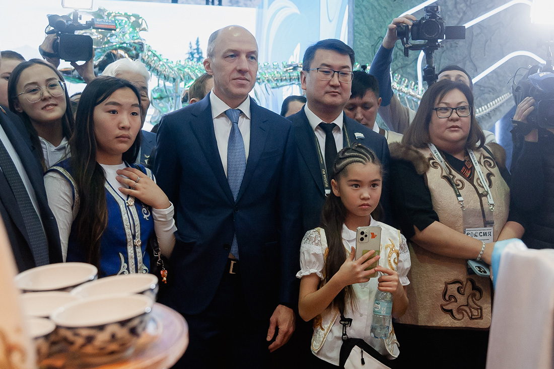 Олег Хорохордин на выставке «Россия» провел экскурсию для школьников 