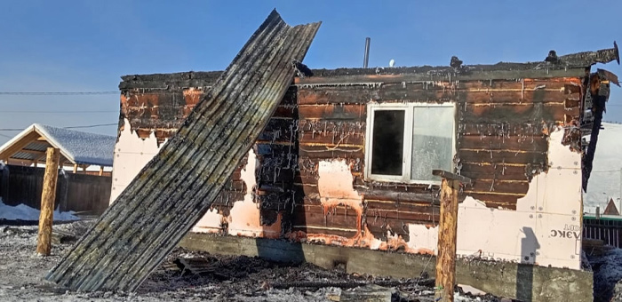 В Улагане сгорел дом, где жила семья участника спецоперации