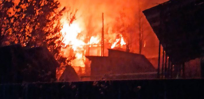 Двухэтажный жилой дом сгорел в Горно-Алтайске