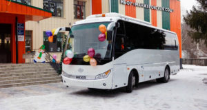 Курорт Сбера «Манжерок» подарил сельской школе автобус