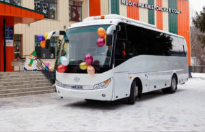 Курорт Сбера «Манжерок» подарил сельской школе автобус