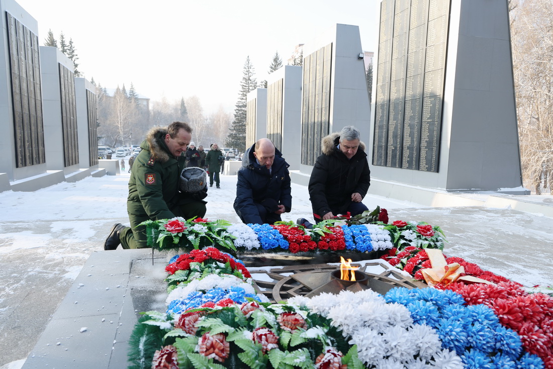 Мемориальные доски в память о погибших участниках спецоперации открыли в Горно-Алтайске