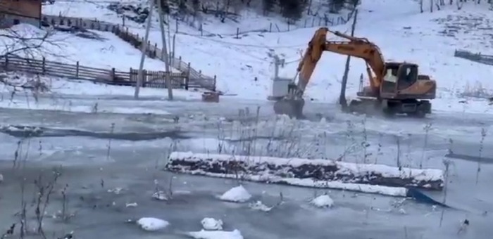 Ледяные зажоры образовались на реках в Чемальском районе